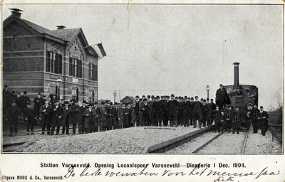 170122 Afbeelding van een gezelschap op het perron van het H.S.M.-station Varsseveld te Varsseveld, tijdens de opening ...